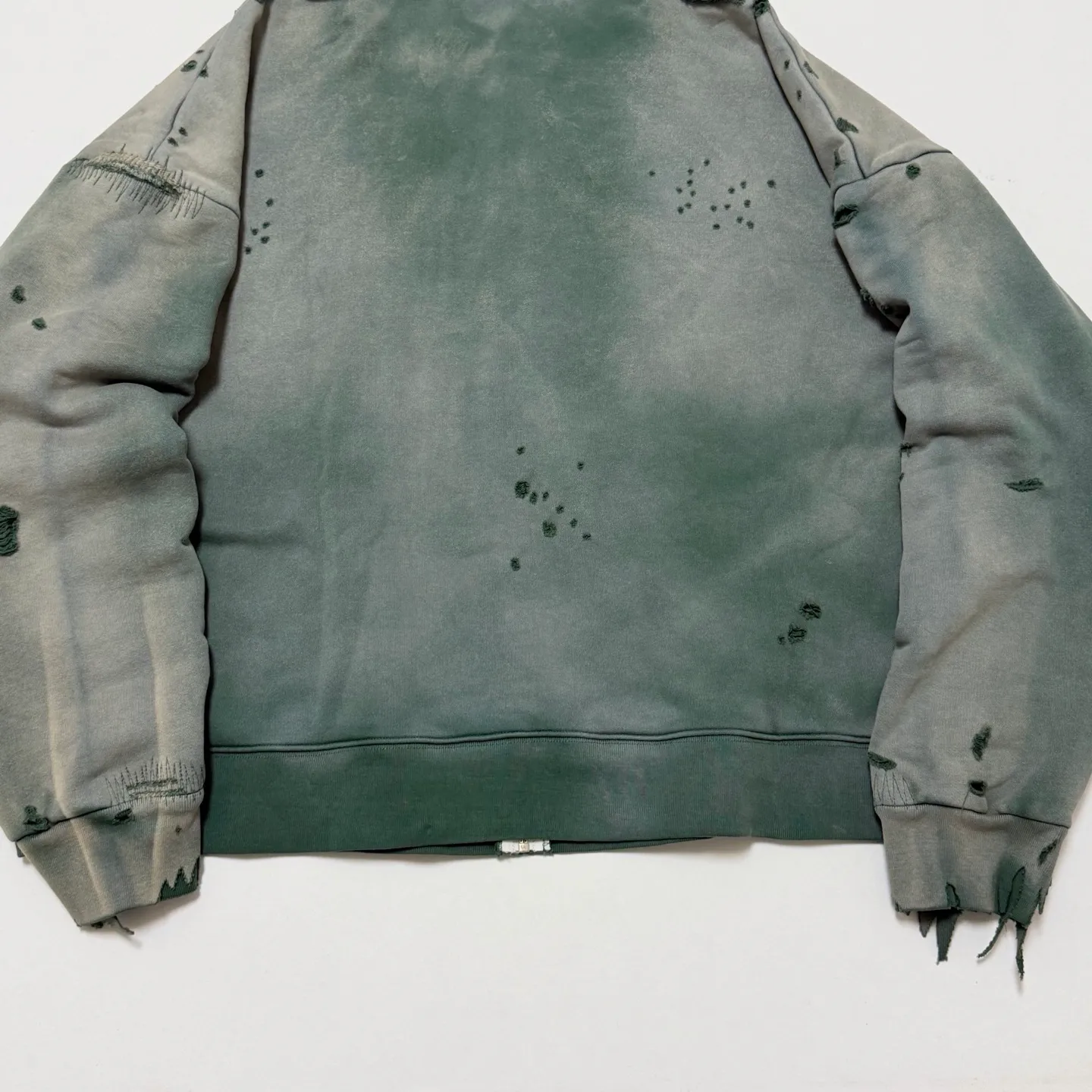 SAINT Mxxxxxx DBL FACE ZIP UP HOODIE/GREEN Double-layer destroyed waffle zipper jacket, washed green S-XL, a style that has been used in the summer. After continuous fine polishing, it has finally been shipped. The finished product is simply a work of art. Super heavy washing and distressing. Multiple water fades. Excessive hand-made wormhole destruction processing. Deconstruction and reorganization embroidery technology. Custom-made zippers with LOGO. The color details of the zipper webbing are also correct. Original grade fruit main label and wash water label. Top purchasing grade. A layer of waffle fabric is added to the inner lining to make the overall texture stronger and increase the comfort and warmth of the wearer.